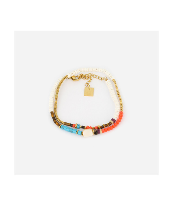 Bracelet sur lequel sont enfilées des pierres naturelles et des boules en acier doré.