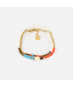 Bracelet sur lequel sont enfilées des pierres naturelles et des boules en acier doré.