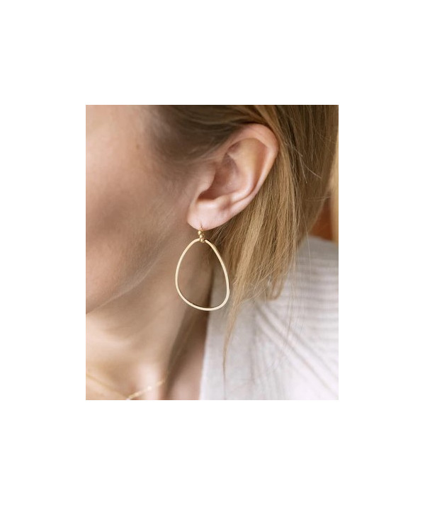 Simple et fin ce bijou d'oreilles est parfait si vous souhaitez un élément dans l'air du temps pour complémenter votre tenue.