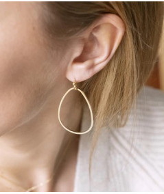 Simple et fin ce bijou d'oreilles est parfait si vous souhaitez un élément dans l'air du temps pour complémenter votre tenue.