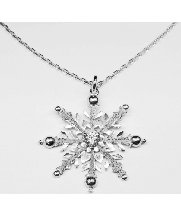 pendentif cristal de neige en argent avec un zirconium au centre création Joly-Pottuz Megève