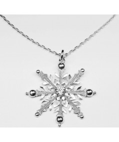 pendentif cristal de neige en argent avec un zirconium au centre création Joly-Pottuz Megève