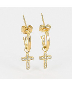 boucles d'oreilles créoles sur lesquelles pendent  des petites croix avec zirconium