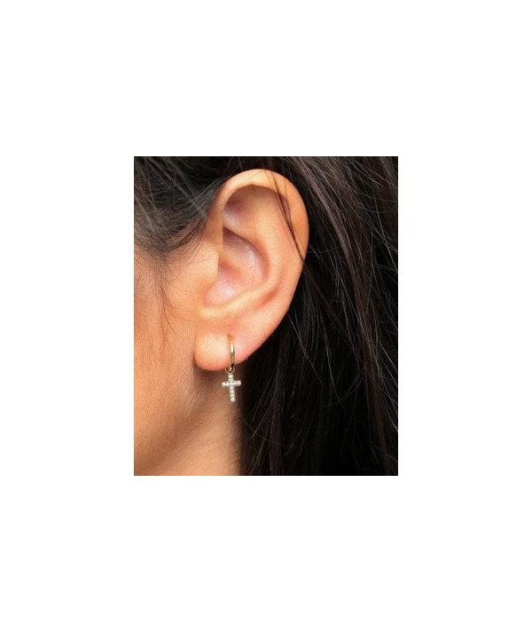 boucles d'oreilles créoles sur lesquelles pendent  des petites croix avec zirconium