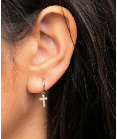 boucles d'oreilles créoles sur lesquelles pendent  des petites croix avec zirconium