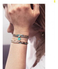 Bracelet multi-rang qui s’enroule deux fois autour du poignet et sur lequel sont enfilées des perles de métal et de pierres.Zag