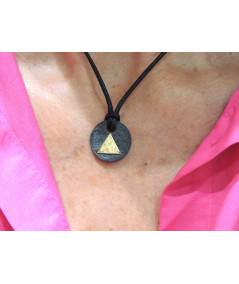 Pendentif mini ardoise avec motif triangle en or 750 martelé //Joly-Pottuz Megève//