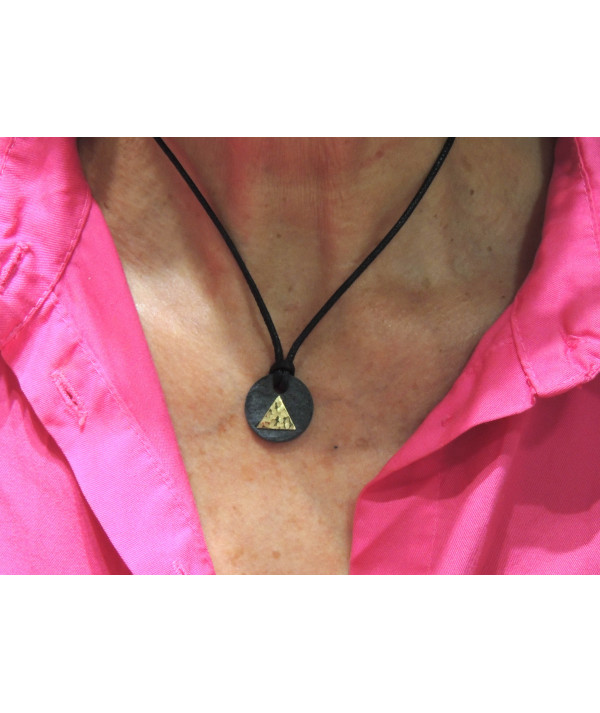 Pendentif mini ardoise avec motif triangle en or 750 martelé //Joly-Pottuz Megève//