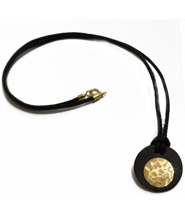 Pendentif mini ardoise avec motif cible en or 750 martelé //Joly-Pottuz Megève//