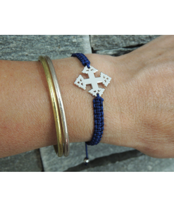 Bracelet Croix de Megève sur cordon bleu marine bijouterie JOLY-POTTUZ