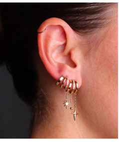 Boucles multi créoles avec chainettes qui se terminent par des motifs étoiles et boules