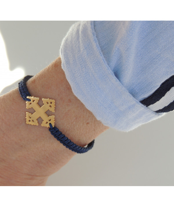 Bracelet Croix de Megève sur cordon bleu marine bijouterie JOLY-POTTUZ