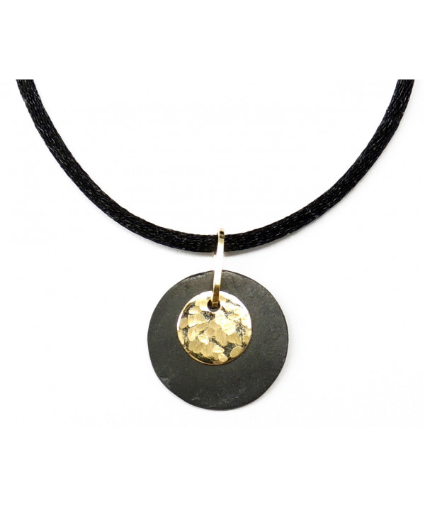 Pendentif mini ardoise avec motif cible en or 750 martelé //Joly-Pottuz Megève//