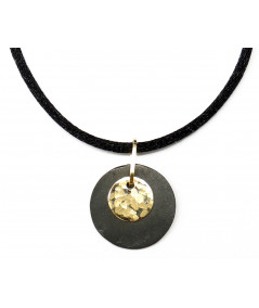 Pendentif mini ardoise avec motif cible en or 750 martelé //Joly-Pottuz Megève//
