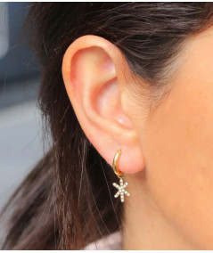 bouclesd d'oreilles Zag créoles acier dorée avec un pendentif flocon
