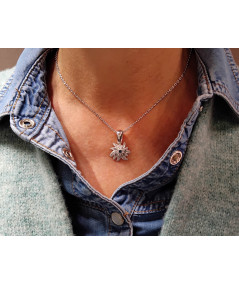 Pendentif edelweiss avec pierre saphir bijouterie joly-pottuz Megève