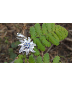 Pendentif Edelweiss en argent 925/000 serti de saphirs bleus