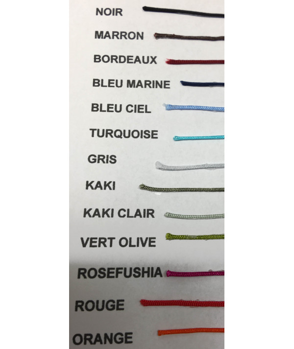 Panel de cordons de différentes couleurs pour le tressage des bracelets flocons