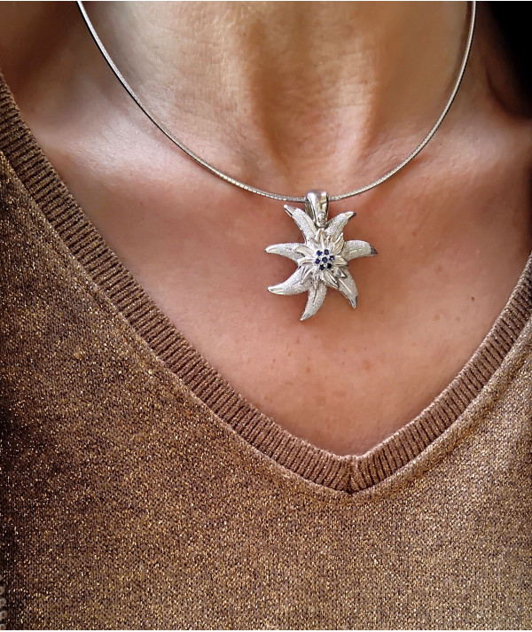 Pendentif Edelweiss en argent925/000 son coeur est serti de saphirs fins Joly-Pottuz//megève//