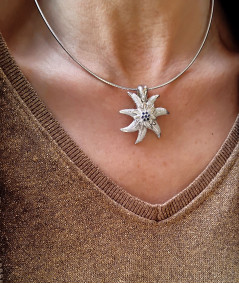Pendentif Edelweiss en argent925/000 son coeur est serti de saphirs fins Joly-Pottuz//megève//