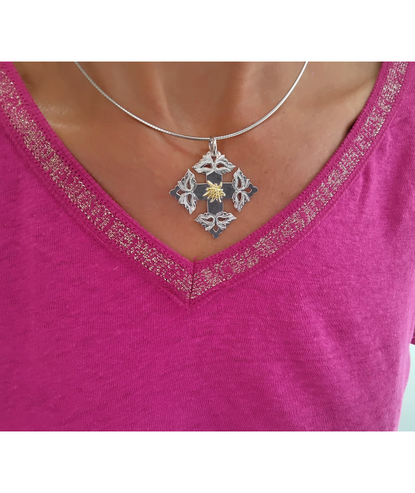 pendentif croix de Megève edelweiss joly-pottuz joaillier Megève