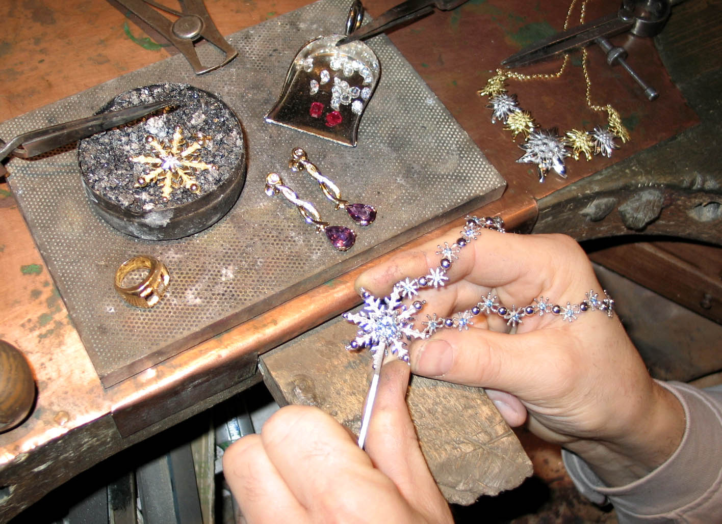 Travail atelier certissage diamants.jpg